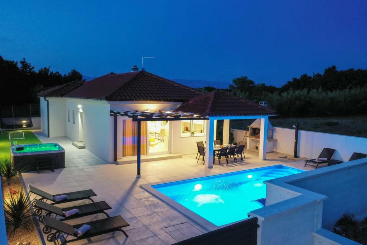 Villas Sabun - Modern House With Heated Pool Privlaka  Kültér fotó