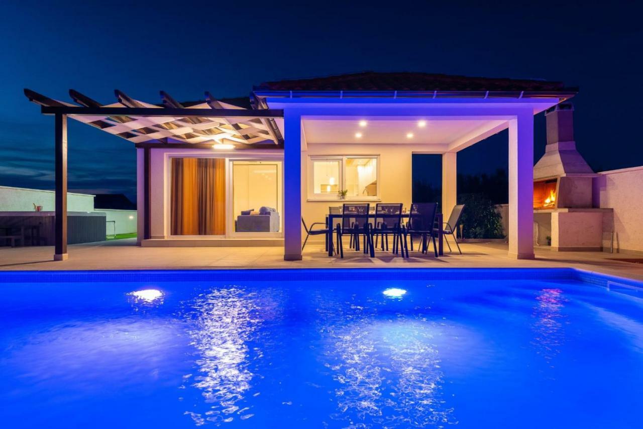 Villas Sabun - Modern House With Heated Pool Privlaka  Kültér fotó