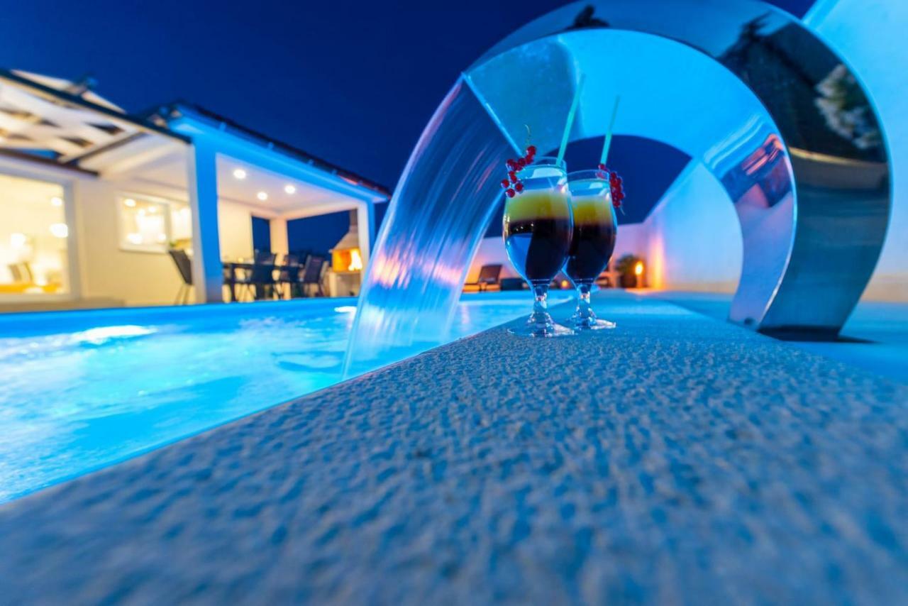 Villas Sabun - Modern House With Heated Pool Privlaka  Kültér fotó